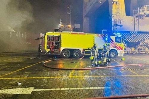 Dubai điều tra nguyên nhân vụ nổ trên tàu chở container ở cảng Jebel Ali