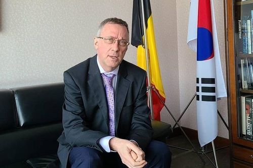 Vợ lại gây gổ với dân địa phương, Đại sứ Bỉ tại Hàn Quốc bị gọi về nước khẩn cấp