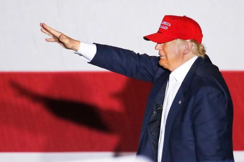 Ông Donald Trump từng ngợi khen Hitler là 'làm rất nhiều điều tốt', cuốn sách mới tiết lộ
