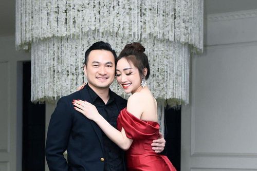 Vợ kém 16 tuổi của Chi Bảo xác nhận mang thai con đầu lòng, khoe loạt ảnh body thời son rỗi 'căng đét'