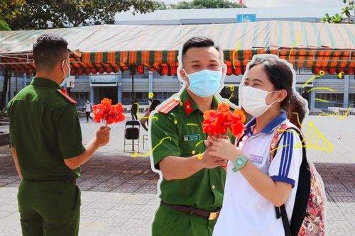 Khoảnh khắc dễ thương: Chiến sĩ công an kết hoa phượng tặng thí sinh đầu tiên rời phòng thi gây 'bão' MXH