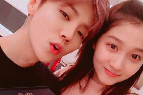 Mẹ vợ tương lai của Lộc Hàm thật giàu có: Lái xe hơn 10 tỷ chở Quan Hiểu Đồng đến ở nhà bạn trai