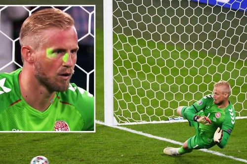 Thủ thành Kasper Schmeichel bị chiếu laser vào mặt trước khi cản phá quả 11m của Kane