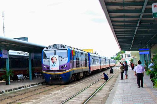 Đường sắt Bắc - Nam chỉ còn chạy một đôi tàu khách