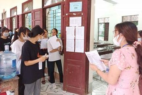 Ngày thi thứ hai, thí sinh làm bài thi Khoa học tự nhiên, Khoa học xã hội