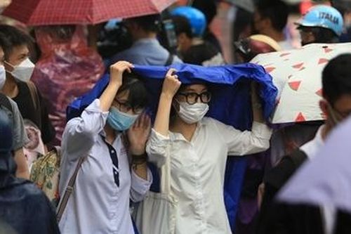 Sĩ tử được phát áo mưa rời trường thi