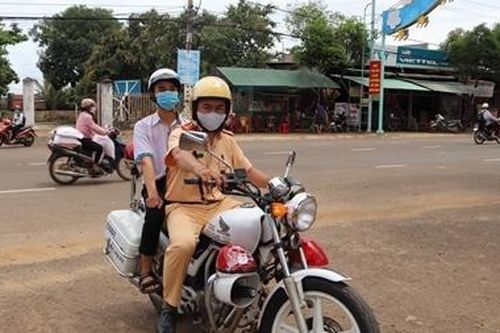 CSGT dùng xe đặc chủng chạy 40km chở thí sinh quên thẻ dự thi