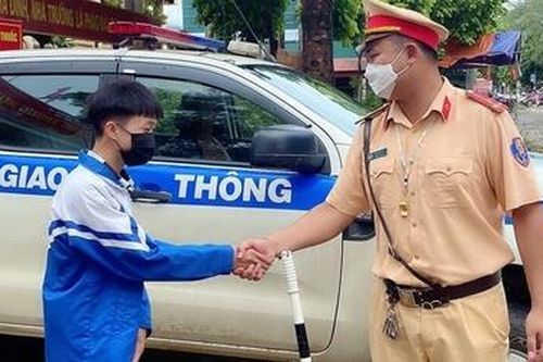 Đến tận nhà chở thí sinh ngủ quên kịp giờ thi
