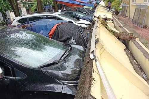 Tường Trường Mầm non Mai Dịch bị sập, đè bẹp hơn chục xe ô tô