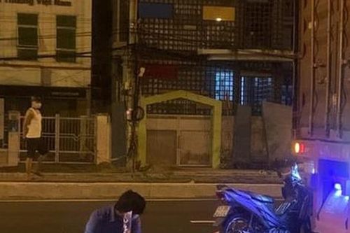 Xe máy dính chặt đuôi container, người đàn ông chết thảm