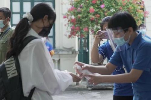 Thí sinh bị tai nạn, dương tính với SARS-CoV-2 có được đặc cách tốt nghiệp THPT?