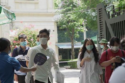 Thí sinh 'thở phào' sau khi kết thúc môn thi Ngoại ngữ
