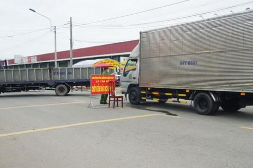 Long An: Nhiều phương tiện phải quay đầu vì không có giấy xét nghiệm COVID-19