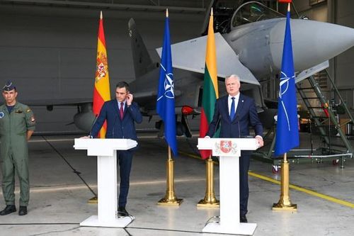 'Kiếm sĩ' Su-24M 'đại náo' họp báo của nguyên thủ thành viên NATO
