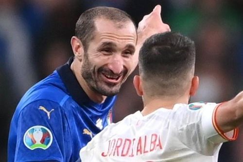 Phẩm chất lãnh đạo từ nụ cười tinh ranh của Chiellini