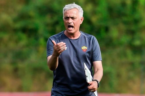 Mourinho lần đầu chỉ đạo buổi tập ở AS Roma