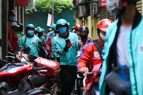 Người dân xoay xở khi TP.HCM dừng bán đồ ăn mang về