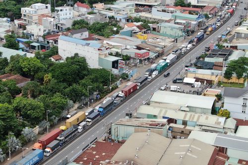 Kẹt xe hàng km ở cửa ngõ TP.HCM ngày đầu thực hiện Chỉ thị 16