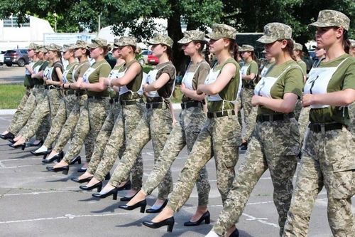 Vì sao nữ binh sĩ Ukraine đi giày cao gót khi tập luyện?