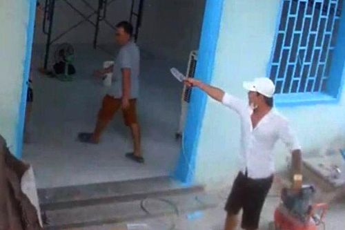 Lẻn vào khu cách ly chém người vì một con chó