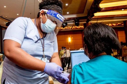 Quốc đảo áp dụng luật 'không tiêm vaccine thì mất việc'