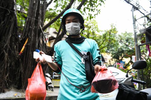 Vì sao TP.HCM cần cấm bán đồ ăn mang về?