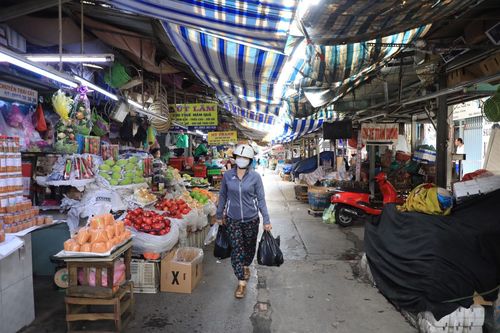 Chợ vắng khách, giá rau củ vẫn cao ngất ngưởng