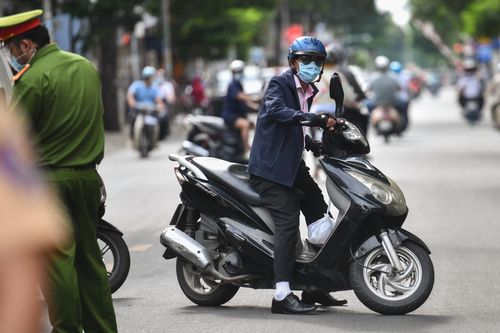 Nhiều người quay đầu xe khi thấy chốt kiểm soát dịch tại quận 3