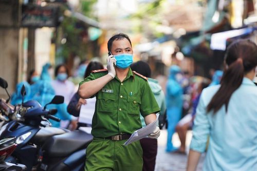 Hàng xóm tụ tập ăn nhậu, người dân chụp hình gửi ứng dụng Help 114