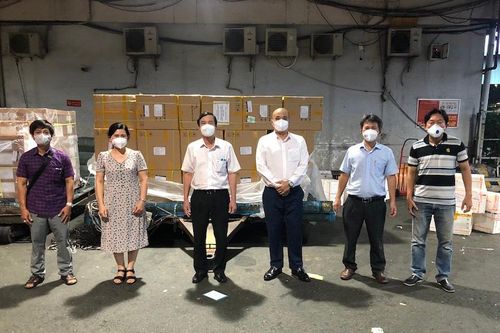 100 nghìn bộ kit xét nghiệm nhanh Covid-19 vào đến TP Hồ Chí Minh