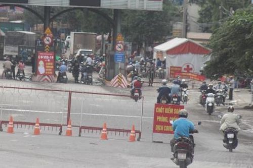 Ngày đầu giãn cách theo Chỉ thị 16: Xe đông, phải tăng cường chốt kiểm soát