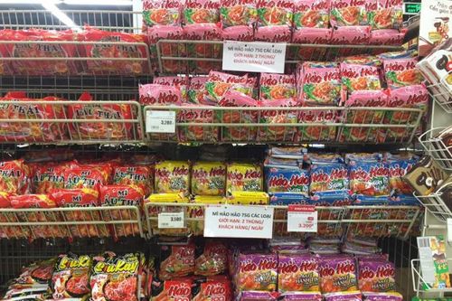 Mỳ ăn liền 'cháy hàng', nhiều siêu thị giới hạn số lượng bán ra