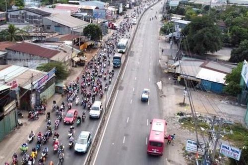 Nhiều người rời TPHCM về quê trước giờ giãn cách