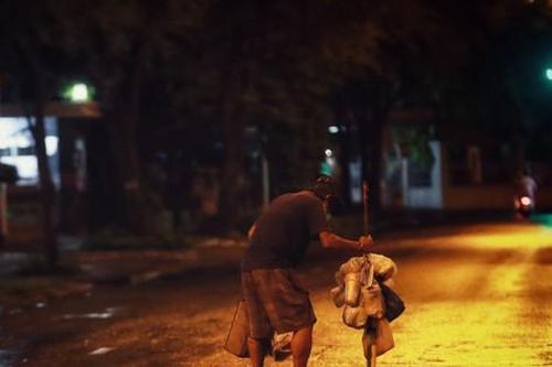 Sài Gòn lặng lẽ trong đêm đầu giãn cách toàn thành phố