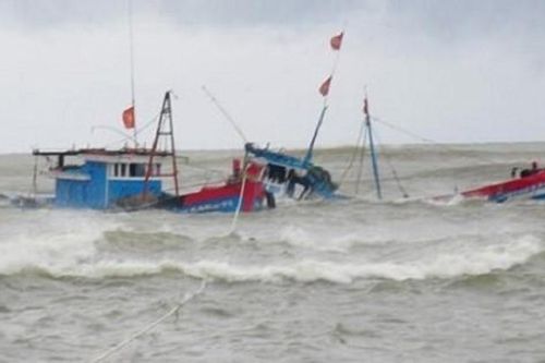 Sóng lớn đánh chìm tàu, 8 ngư dân may mắn thoát chết
