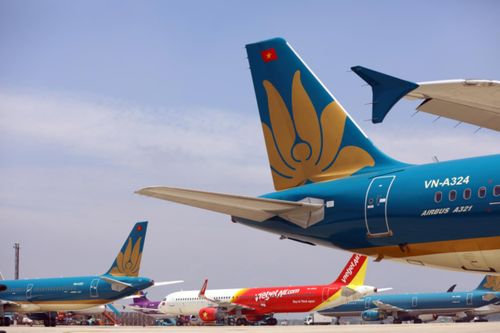 Máy bay nằm 'đắp chiếu', sân bay Nội Bài đóng cửa đường lăn làm sân đỗ