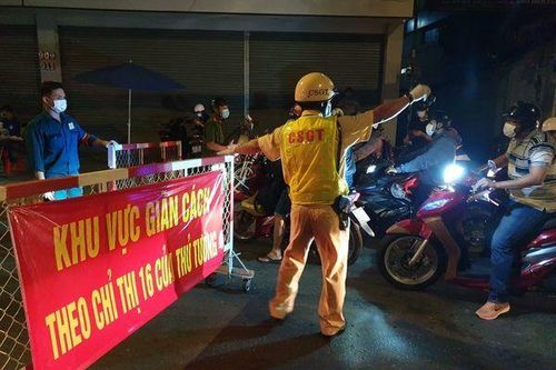 Gò Vấp tái lập 12 chốt kiểm dịch Covid-19, đúng đối tượng mới cho qua