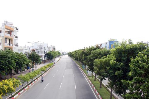 Giao thông TP.HCM trong ngày đầu thực hiện giãn cách xã hội Chỉ thị 16
