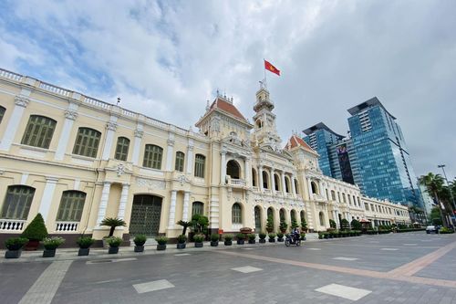 TP Hồ Chí Minh ngày đầu tiên thực hiện Chỉ thị 16: Đường phố vắng vẻ, siêu thị đầy ắp thực phẩm