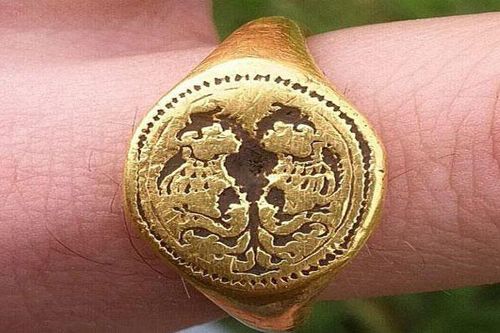 Một anh chàng đào được chiếc nhẫn vàng niên đại 400 năm rất quý giá, nhưng tuyệt nhiên không bảo tàng nào dám trưng bày