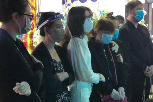 Vắng lặng trước giờ động quan cố diễn viên Đức Long, xót xa hình ảnh người mẹ nhìn về di ảnh con trai