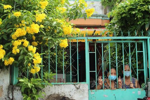 Đường phố Sài Gòn vắng lặng trong ngày đầu giãn cách theo chỉ thị 16