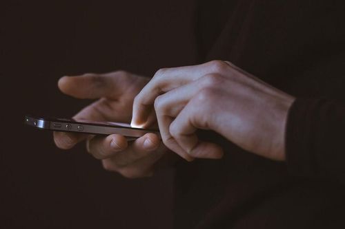 Tội phạm rút tiền từ iPhone ăn cắp như thế nào?