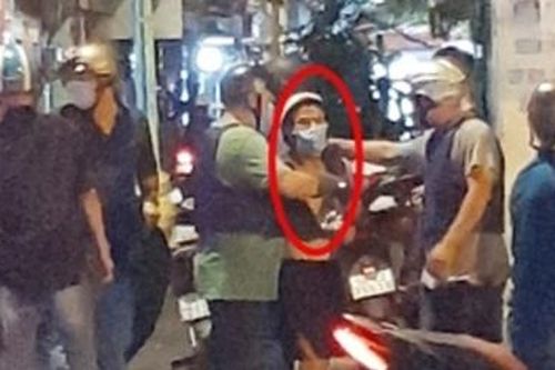 Người đàn ông tạt xăng vào nhà hàng xóm rồi châm lửa đốt