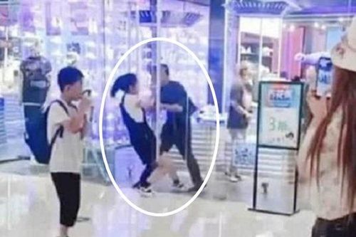 Vòi mua đồ không được, cô gái đánh người yêu giữa trung tâm thương mại