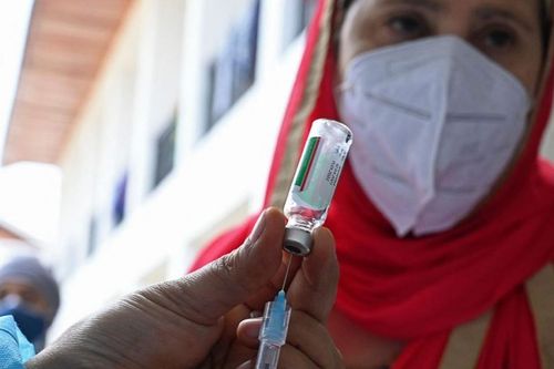 Có nên dùng thuốc giảm đau trước khi tiêm vaccine COVID-19?