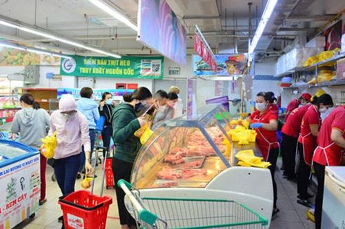 Thị trường thành phố Hồ Chí Minh: Hàng hóa dồi dào, lượng người mua giảm