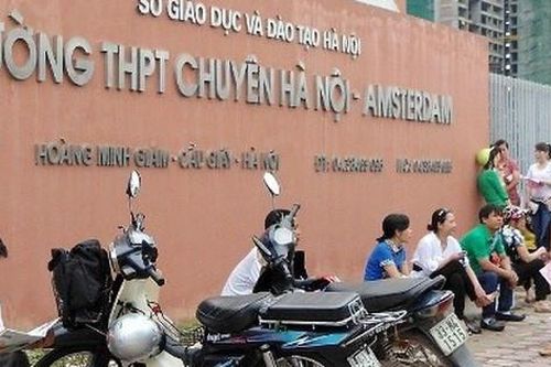 Nam sinh 'gào khóc' trước cổng trường thi vì đi muộn có cơ hội thi tốt nghiệp đợt 2