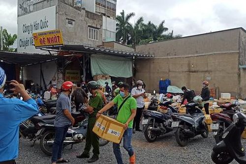 Gần 100 người tụ tập nhận hàng hóa, chủ bãi xe bị phạt 30 triệu đồng