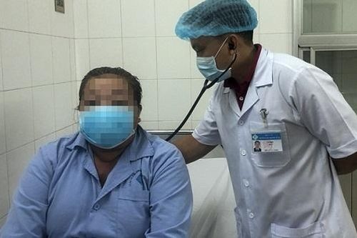 Xương cá nằm trong phế quản bệnh nhân 1 năm